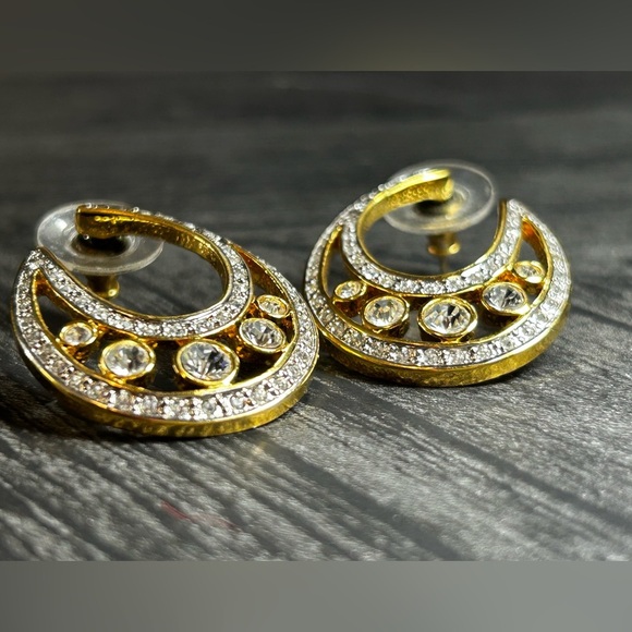 BUTLER Classic Crystal Earrings with Goldtone Finish. Absolutely Stunning - Picture 6 of 13